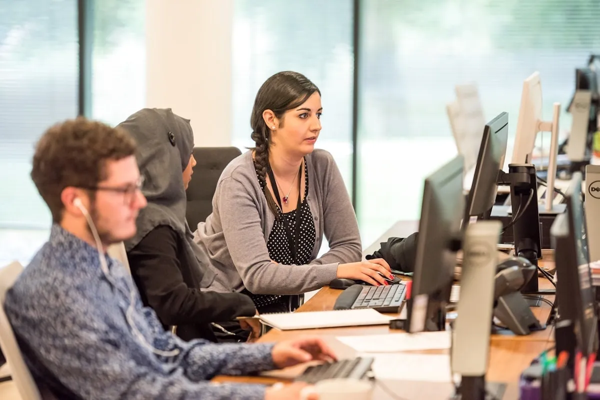 Employés travaillant sur des postes fixes dans un open space
